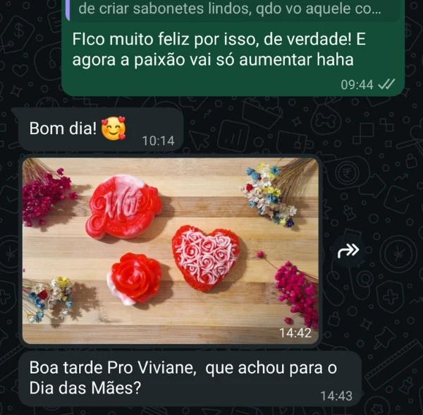 Print de conversa: aluna mostra sabonetes vermelhos para o Dia das Mães, em formato de coração, rosa e escrito Mãe