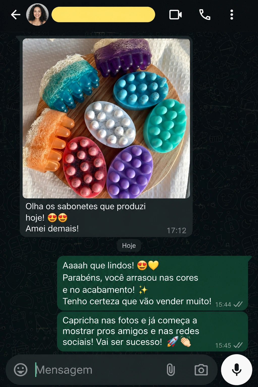 Print de conversa: aluna mostra sabonetes massageadores coloridos, alguns com bucha vegetal