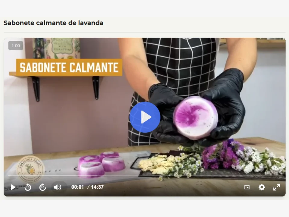 Aula do sabonete calmante de lavanda na plataforma, com as mãos da professora mostrando o sabonete pronto