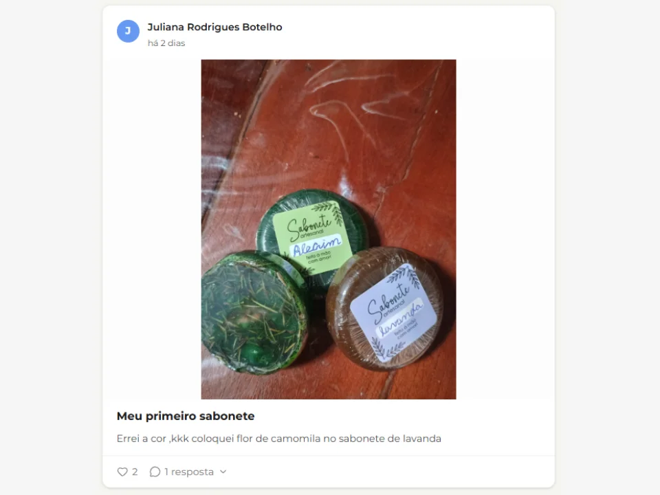 Post na comunidade: aluna mostra seu primeiro sabonete e comenta que errou a cor