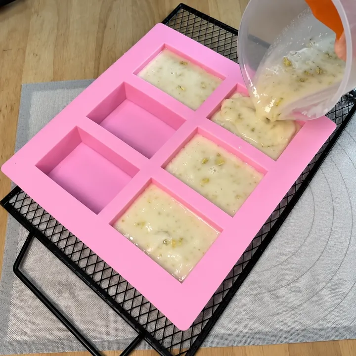 Base derretida sendo despejada na forma de silicone rosa