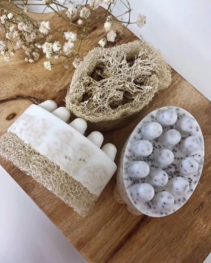 Sabonetes com bucha vegetal aparecendo por dentro