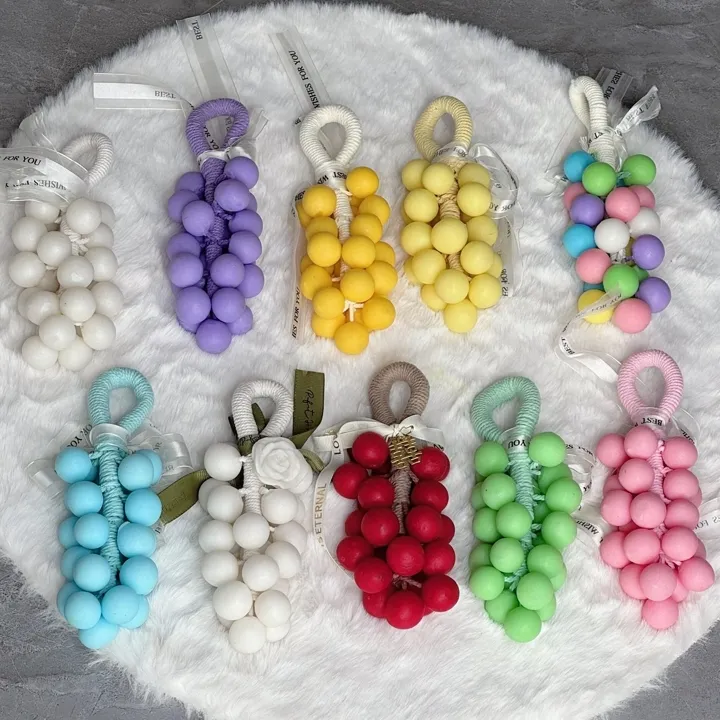 Sabonetes em formato de cacho de uva, em várias cores