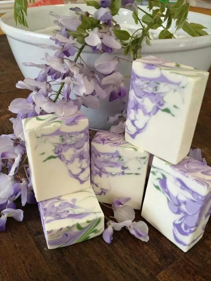 Barras de sabonete de lavanda marmorizadas em lilás