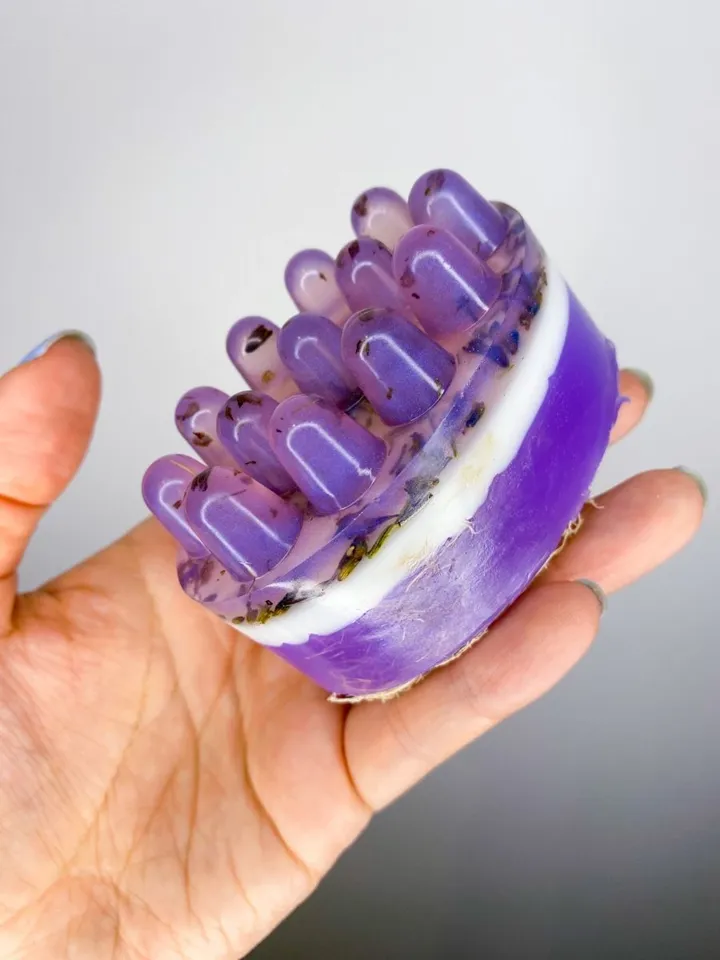 Sabonete massageador lilás na mão