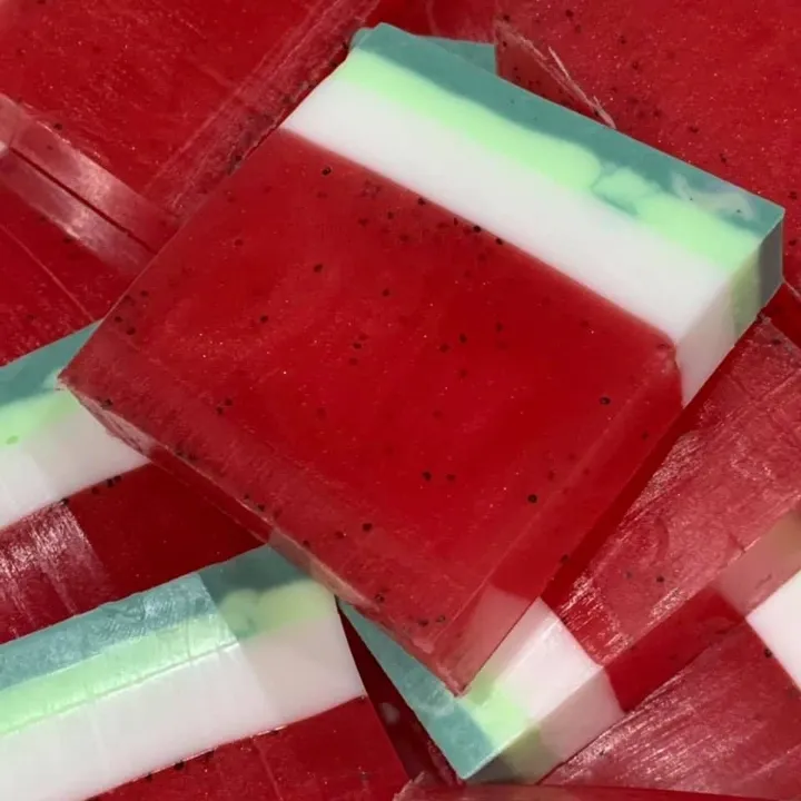 Sabonetes de melancia em camadas vermelha, branca e verde